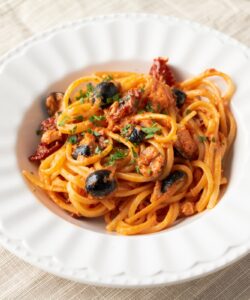 Ricetta Creamy Tuna Pasta with Olives and Dried Tomatoes