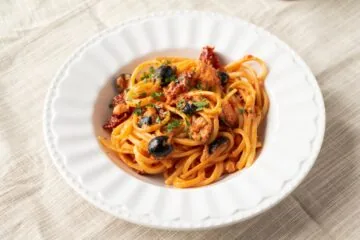 Ricetta Creamy Tuna Pasta with Olives and Dried Tomatoes