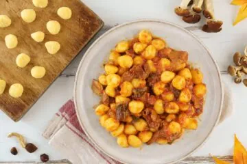 Ricetta Gnocchi with Tomato and Mushrooms