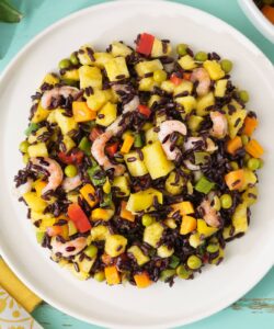 Ricetta Black Rice Salad with Pineapple, Vegetables and Shrimp