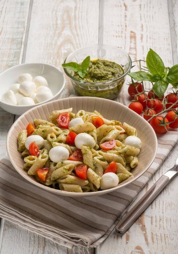 Recipe Pesto Pasta Salad with Cherry Tomatoes and Mozzarella