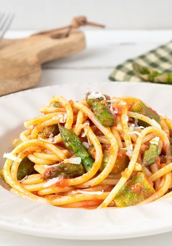 Recipe Springtime Pasta with Tomato and Asparagus Sauce