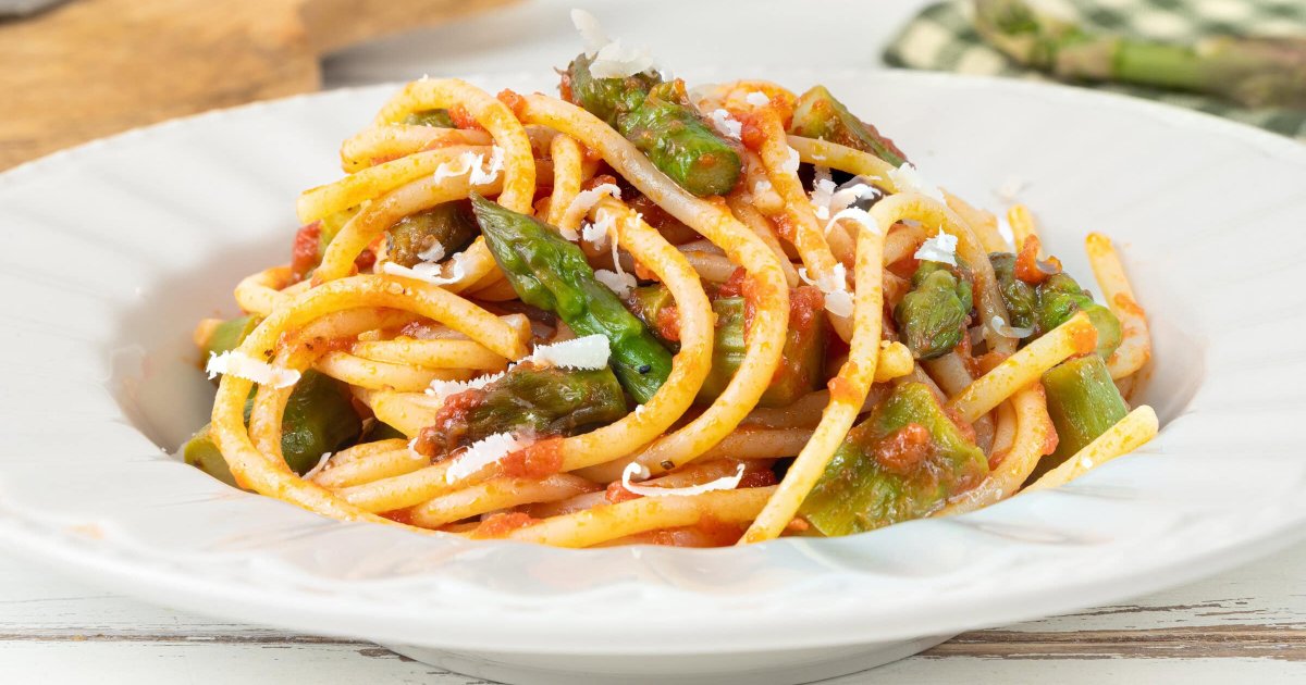 Recipe Springtime Pasta with Tomato and Asparagus Sauce - The Recipes Club