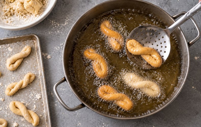 Acciuleddi (Sardinian Honey Twists), step 6: frying the acciuleddi in hot oil