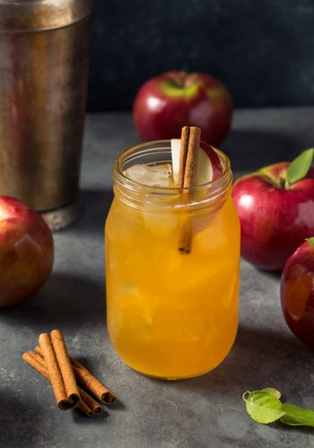 Recipe Christmas Apple Cider and Rum Cocktail