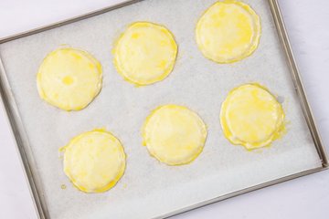 Apple puff pastries with honey 10