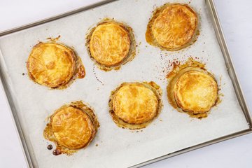 Apple puff pastries with honey 11