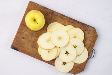 Apple puff pastries with honey 2