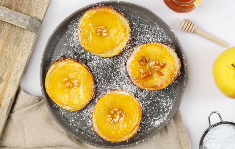 Apple puff pastries with honey