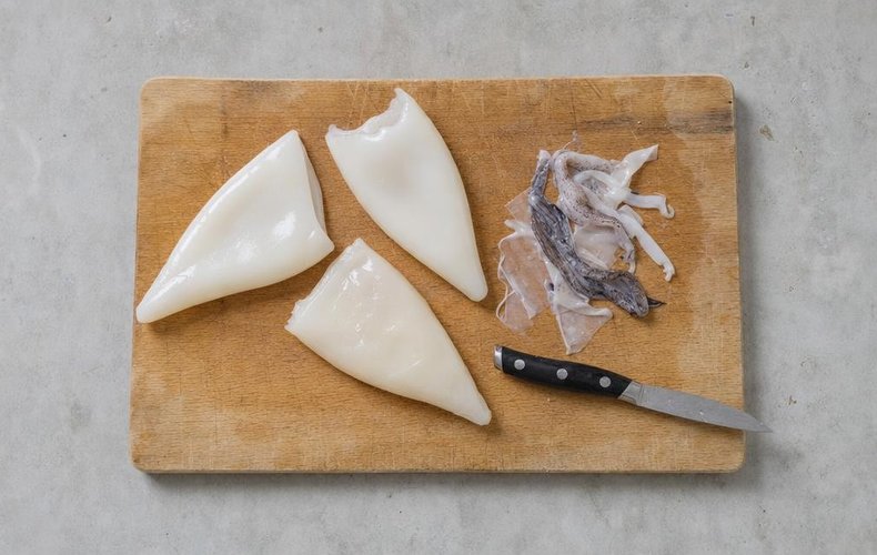 Artichoke Cups with Seafood Salad, step 1: cleaning the squid