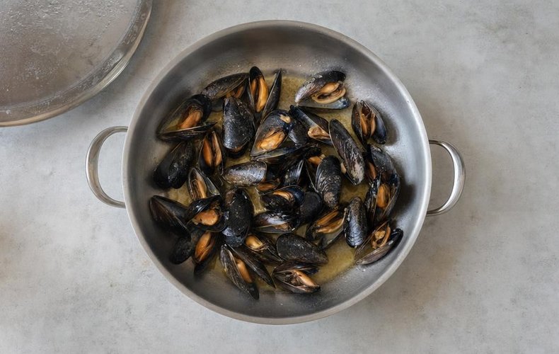 Artichoke Cups with Seafood Salad, step 3: mussels opening in a covered pan