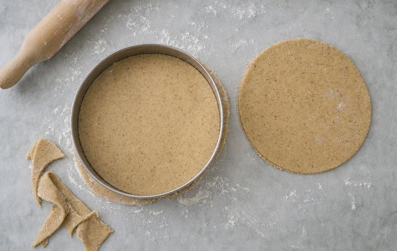Baci di Dama Cake, step 6: cutting out the rounds of hazelnut shortcrust