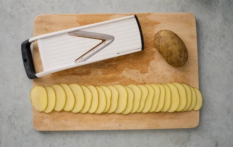 Baked Potato and Bacon Roses, step 2: a strip of overlapping thin potato slices