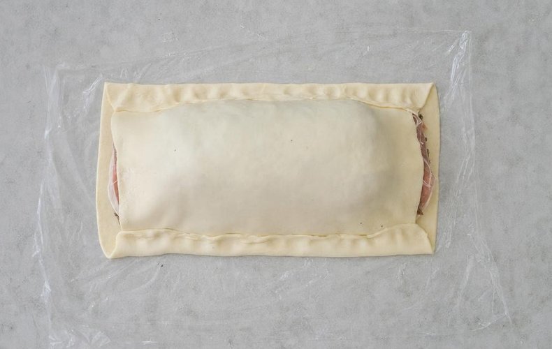 Beef Wellington, step 7: the meat wrapped in puff pastry