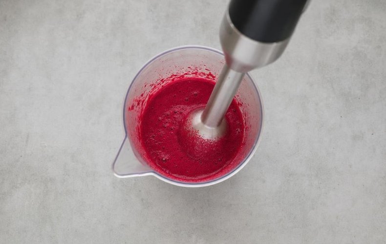 Beet Reginette with Walnuts, step 1: blending the beet with the eggs