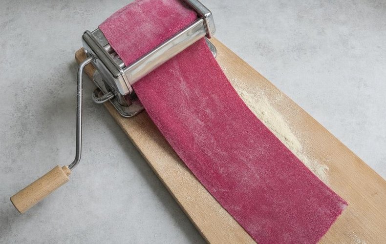Beet Reginette with Walnuts, step 4: rolling out the dough with a pasta machine