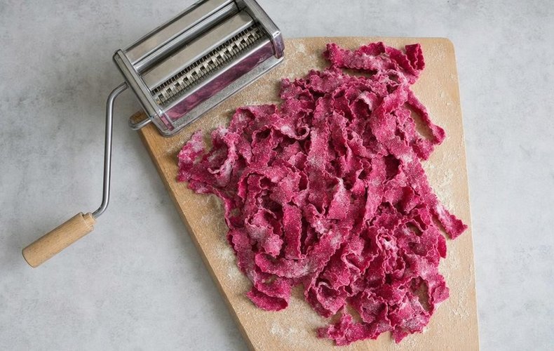 Beet Reginette with Walnuts, step 5: cutting the reginette and dusting them with semolina