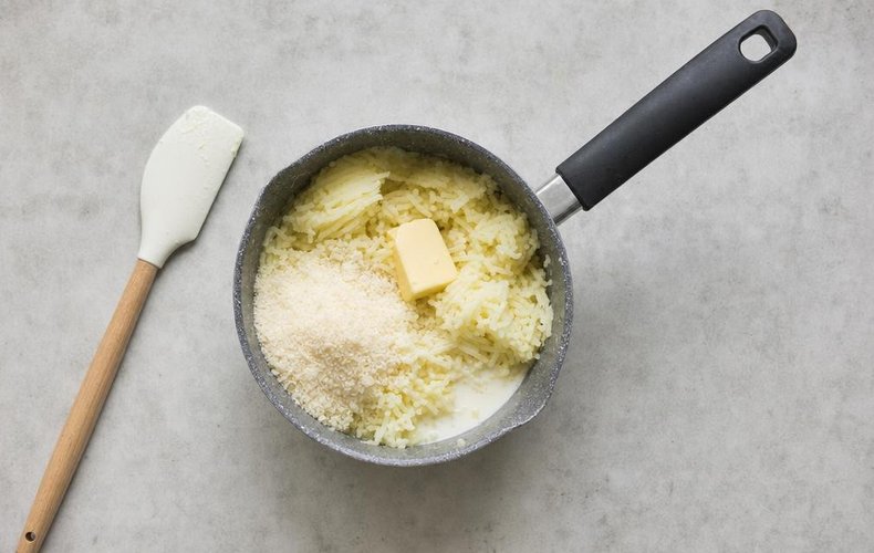 Braised Veal Cheek with Mashed Potatoes, step 4: mashed potatoes with butter, milk and Parmigiano in a saucepan