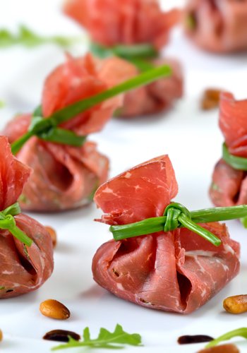 Recipe Bresaola Bundles with Ricotta, Arugula and Walnuts