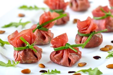 Recipe Bresaola Bundles with Ricotta, Arugula and Walnuts
