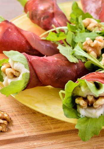 Recipe Bresaola Rolls with Arugula, Cream Cheese and Walnuts