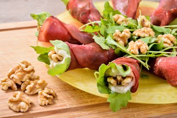 Recipe Bresaola Rolls with Arugula, Cream Cheese and Walnuts