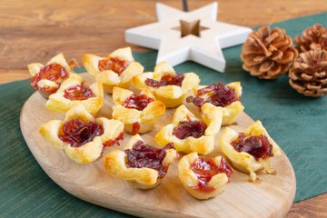 Recipe Puff Pastry Cups with Brie, Blueberry Jam and Caramelized Red Onions