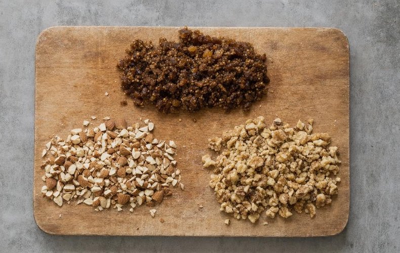 Buccellati di Monreale, step 4: dried figs finely chopped and walnuts and almonds coarsely chopped