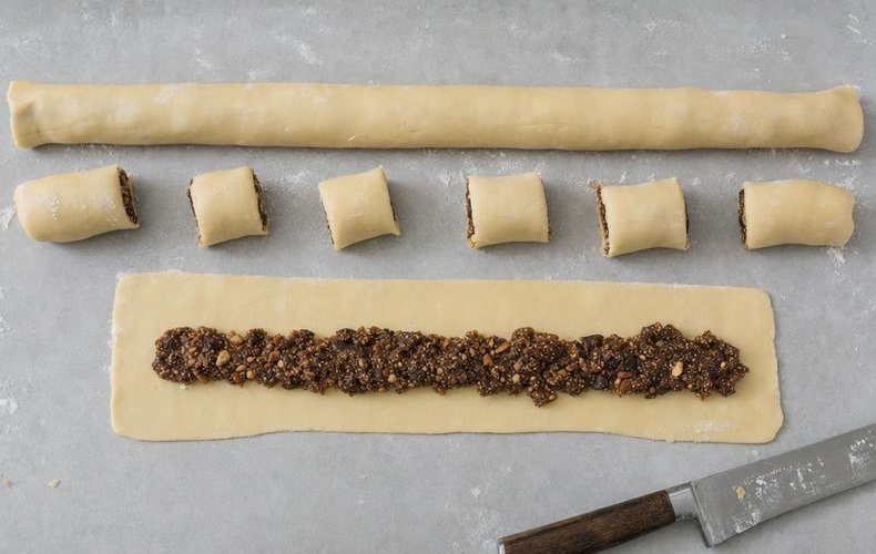 Buccellati di Monreale, step 6: strips of dough filled, closed and cut into pieces