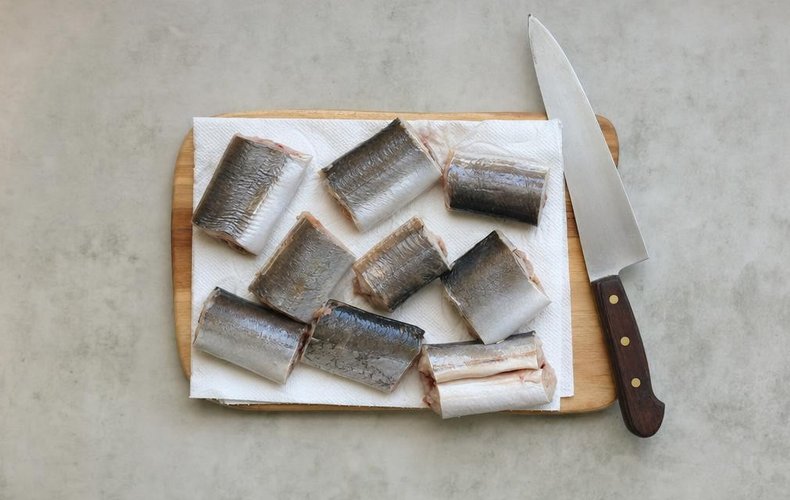 Calabrian Capitone Eel in Tomato Sauce, step 1: capitone cut into pieces and draining on paper towels