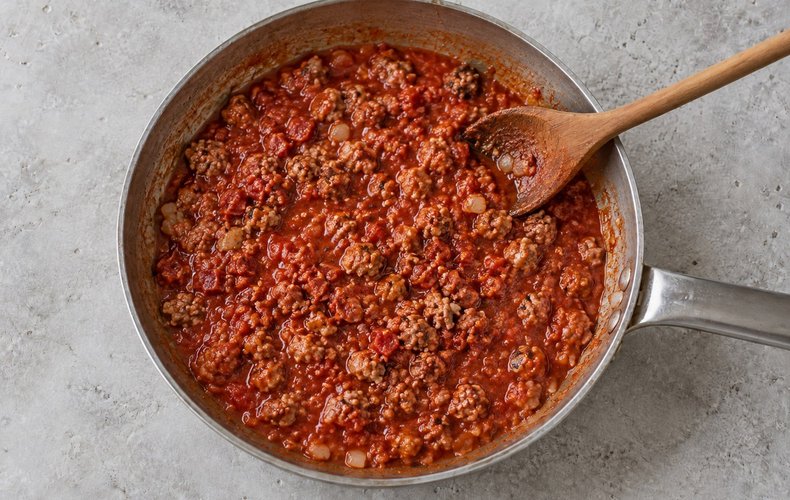 Calabrian Stuffed Schiaffettoni, step 3: meat cooking in tomato passata
