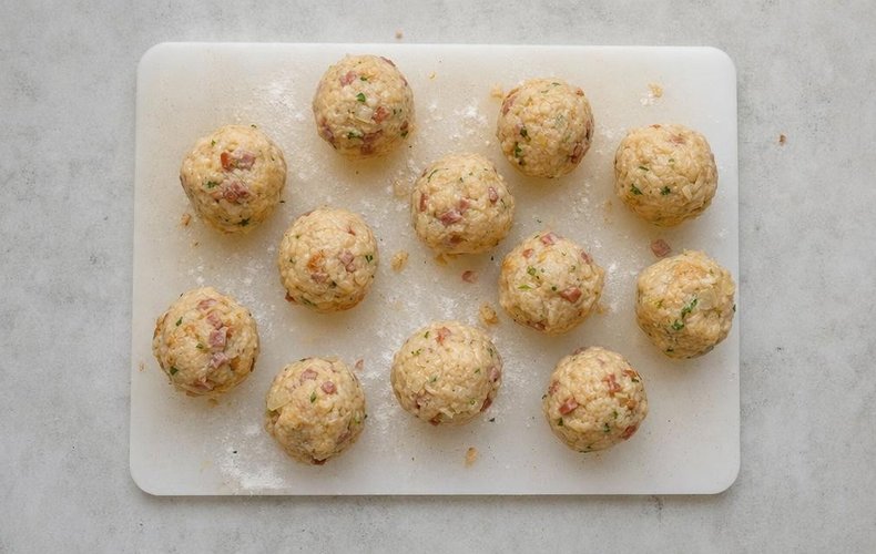 Canederli in Tomato Sauce, step 5: the dumplings shaped into round balls