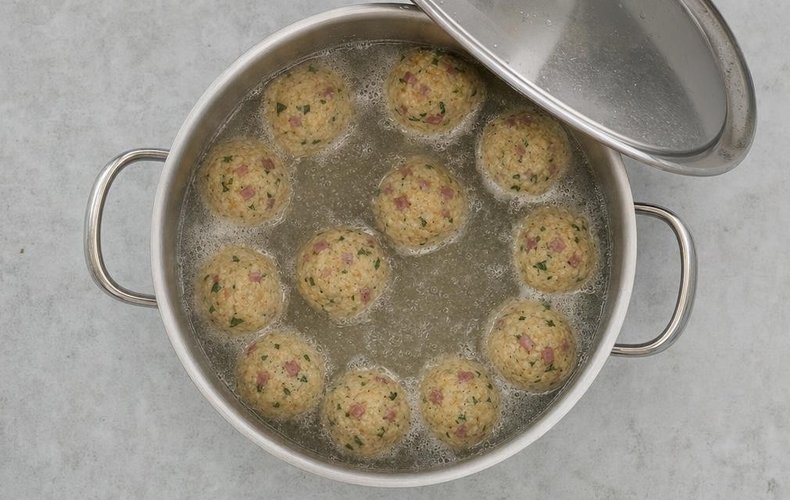 Canederli in Tomato Sauce, step 8: the dumplings simmering in water