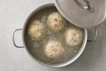 Canederli, step 4: the dumplings cooking in salted water