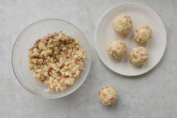 Canederli, step 4: shaping the mixture into compact dumplings