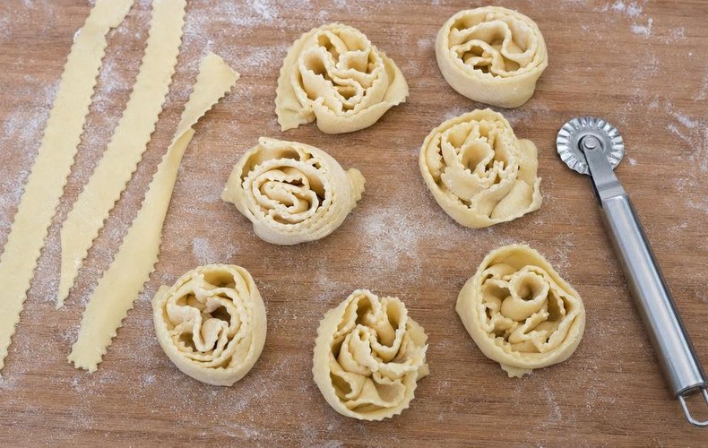 Cartellate, step 3: shaping the strips of dough into roses