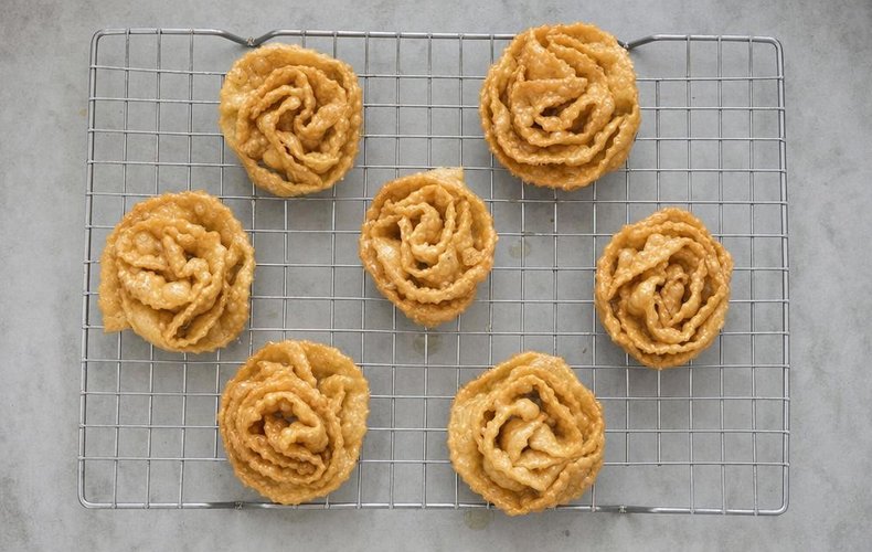 Cartellate, step 4: frying the pastry roses