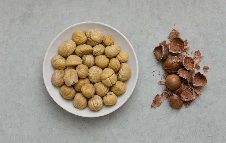 Chestnut Salami, step 3: peeling the boiled chestnuts