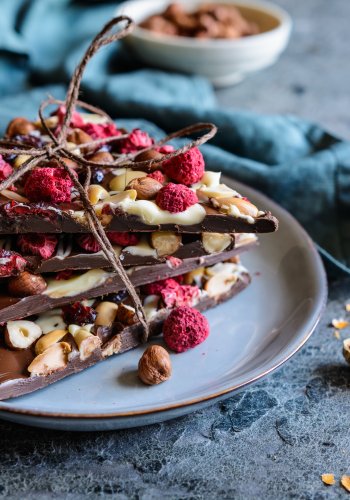 Recipe Chocolate Bark with Nuts and Berries