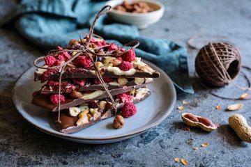 Recipe Chocolate Bark with Nuts and Berries