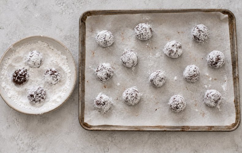 Chocolate Crinkle Cookies, step 7: dough balls rolled in powdered sugar on the baking sheet