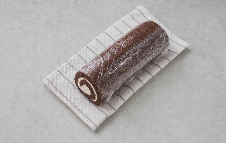 Chocolate Roll with Mascarpone Cream, step 6: the filled sponge rolled up tightly