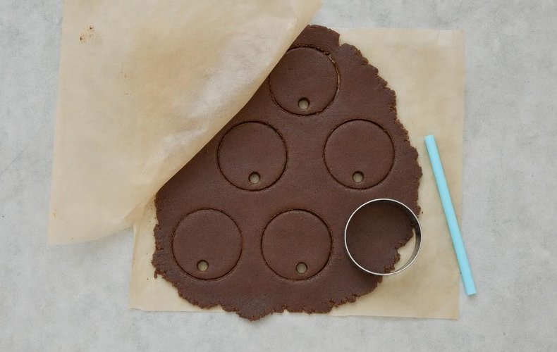 Chocolate shortbread cookie ornaments: step 5