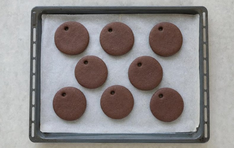 Chocolate shortbread cookie ornaments: step 6