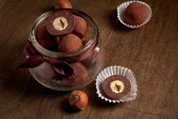 Recipe Chocolate Truffles with a Hazelnut Center