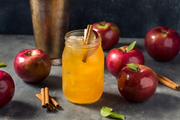 Recipe Christmas Apple Cider and Rum Cocktail