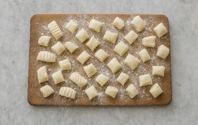 Christmas Eve Gnocchi, step 3: the strips of dough cut into gnocchi