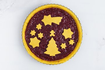 Baked Christmas jam tart dusted with powdered sugar