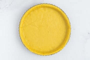 Lining the tart pan with the shortcrust