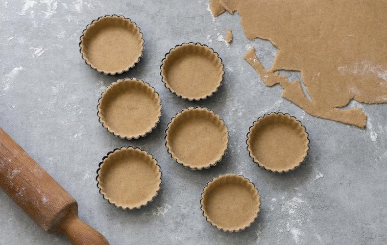 Christmas Jam Tartlets, step 3: lining the tartlet pans with shortcrust pastry